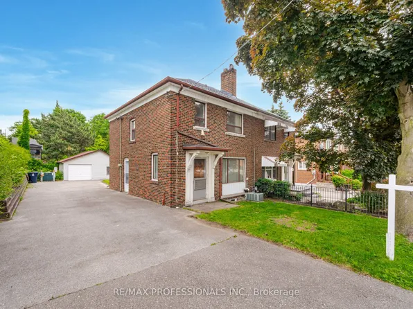 111 Keele St, Toronto, ON M6P 2J8