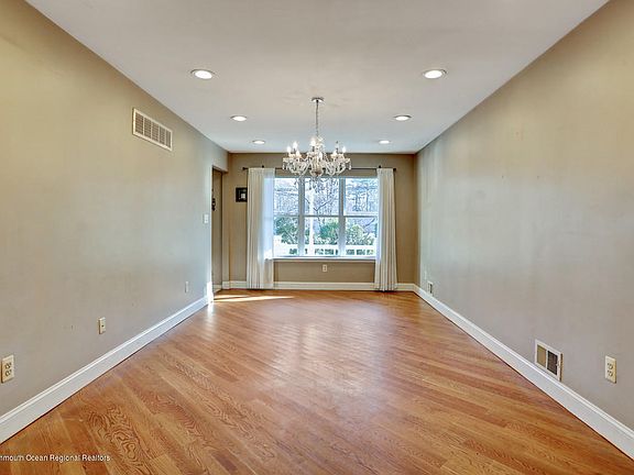 3rd image of 600 Albert Ave