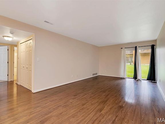 4th image of 1935 Greenglen Dr APT 204