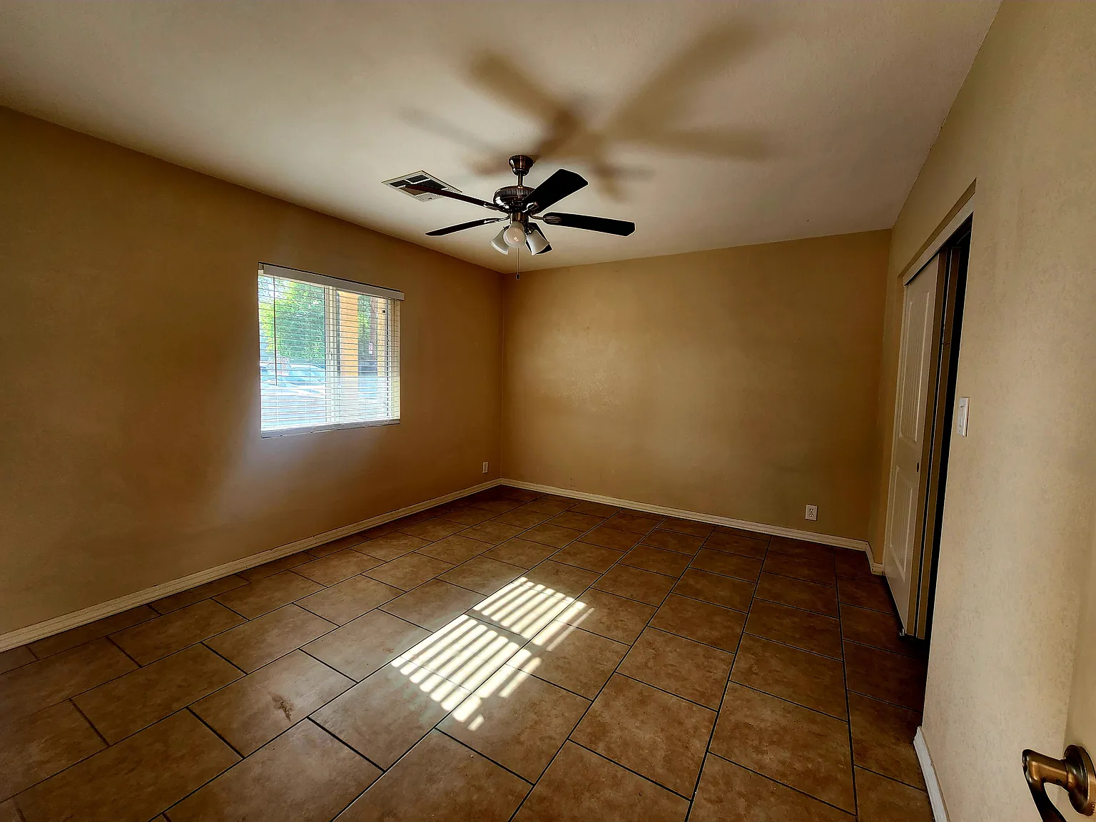 5 bed, 2.5 bath, 3700 sqft, $3,500 — Photo 2