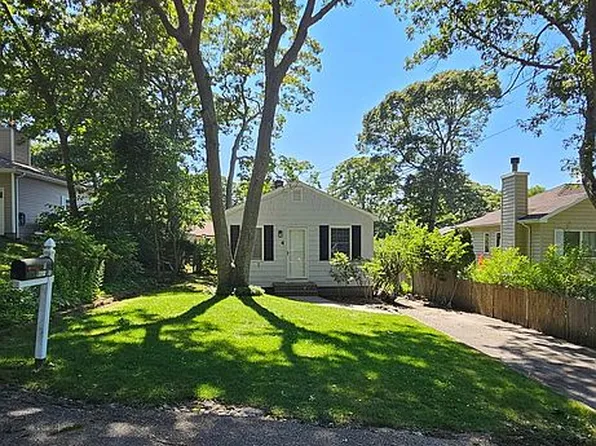 4 Vine St, Hampton Bays, NY 11946