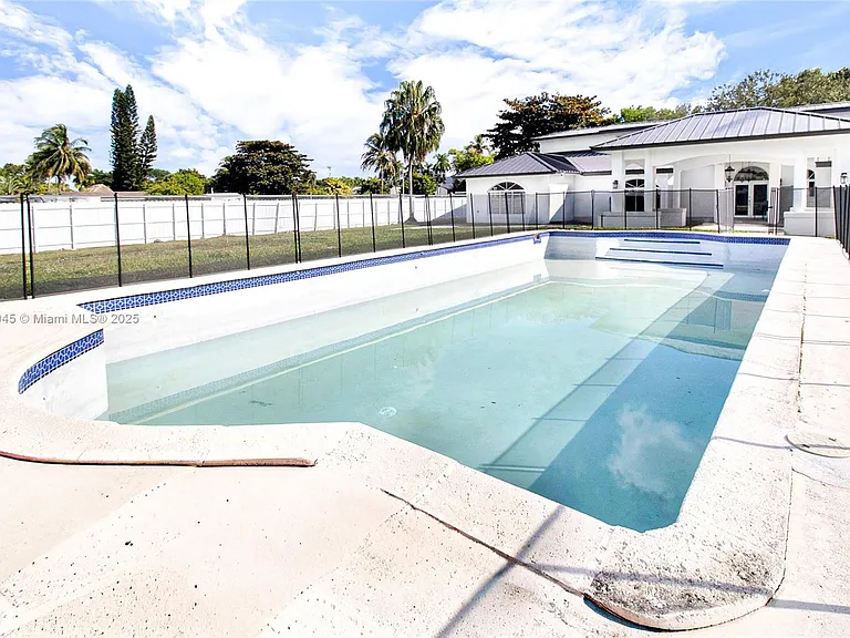 425 SW 129th Ave — Photo 24