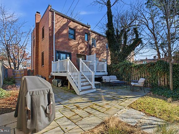 2nd image of 1120 Powhatan St