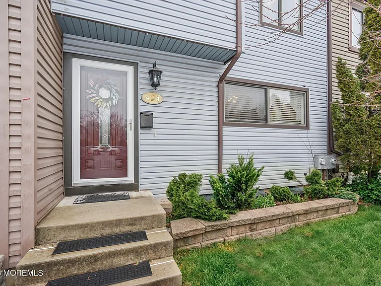 424 Tall Oak Ln — Photo 2
