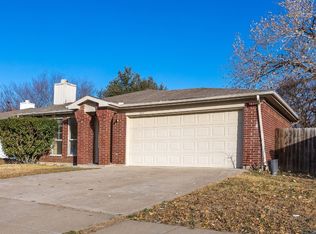 323 Moss Hill Dr, Arlington, TX 76018