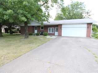 1009 Hedge Row Dr, Olney, IL 62450