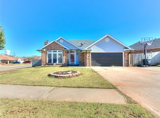 912 Randall Dr, Moore, OK 73160