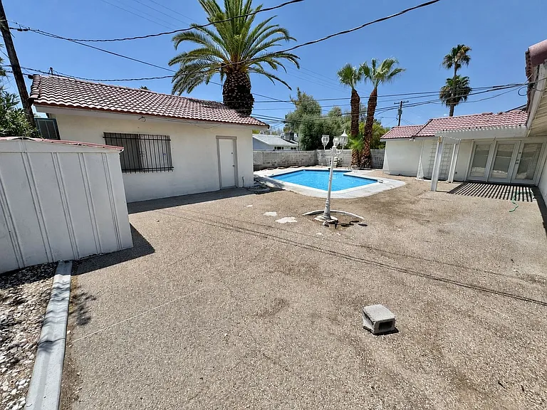 2913 Colanthe Ave — Photo 36