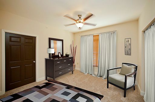 3rd image of 200 King St Unit 4U