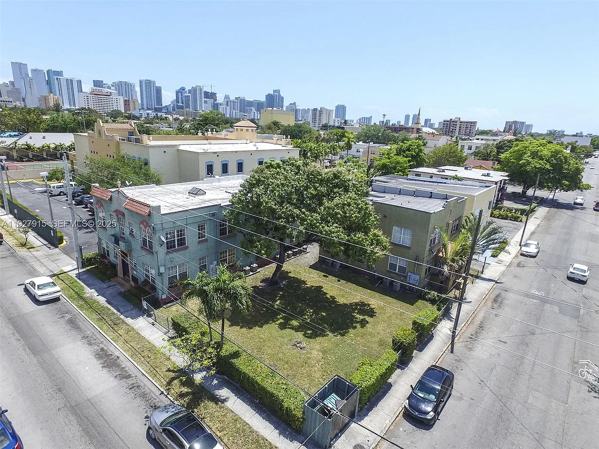 Building Photo - 237 NW 10th Ave #1