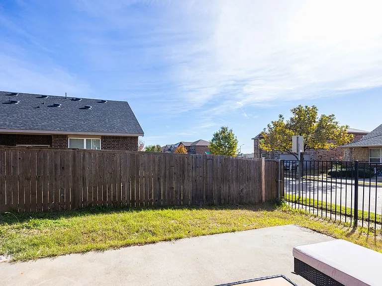 2672 Blackstone Dr — Photo 20
