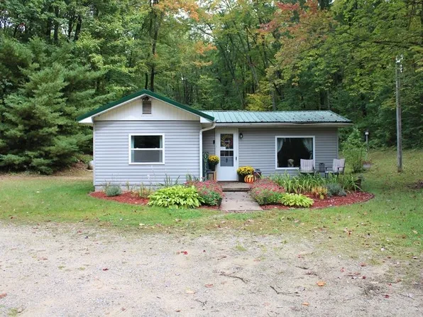 322 W Temple Dr, Harrison, MI 48625