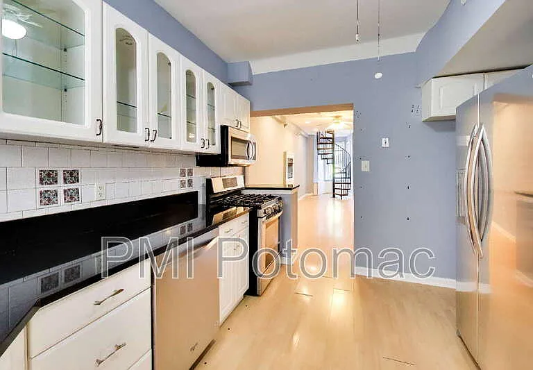 821 12th St NE — Photo 8