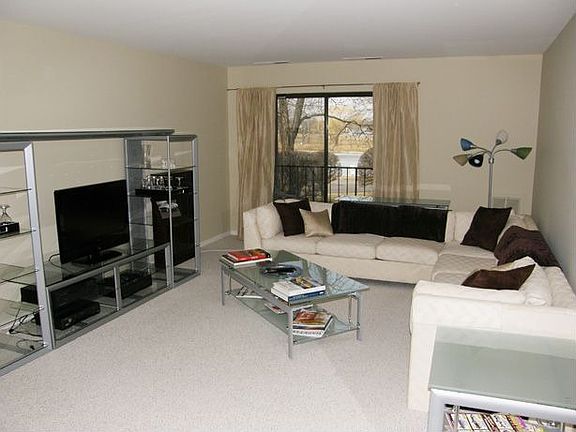 2nd image of 2050 Valencia Dr APT 207