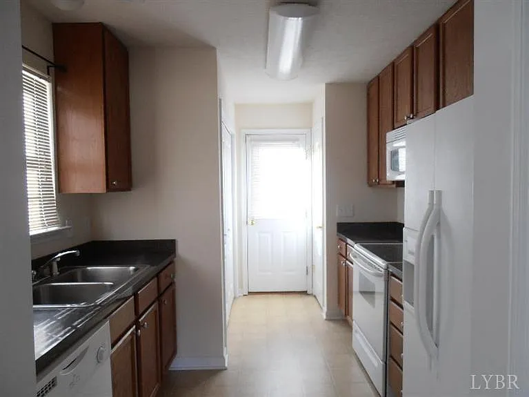 3 bed, 1297 sqft, $1,650 — Photo 4