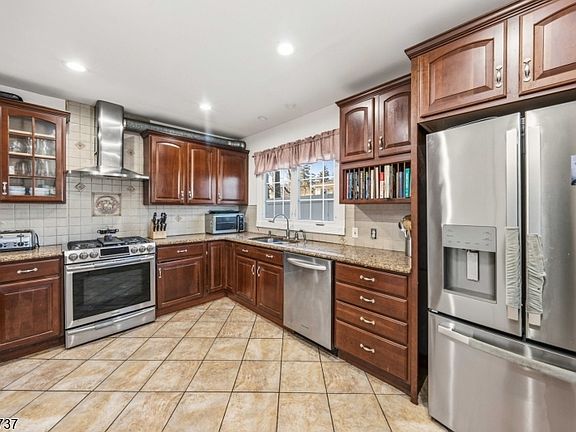 5th image of 426 Walnut St