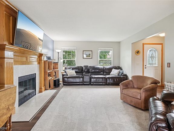 3rd image of 922 Longbrook Dr