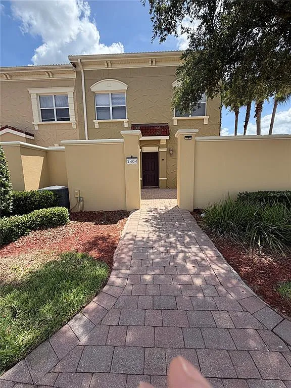 4 bed, 3.5 bath, 1950 sqft, $2,400 — Photo 1
