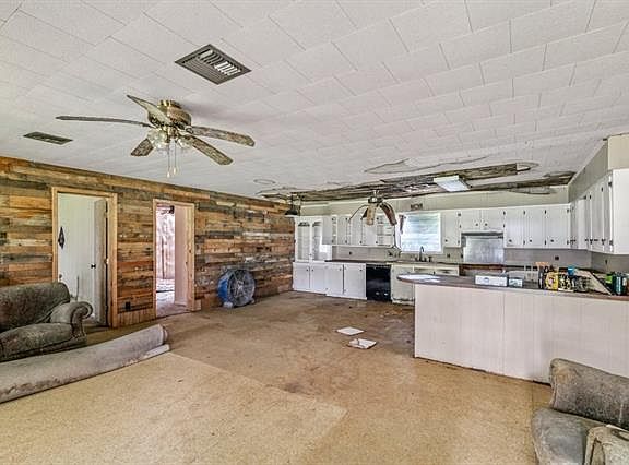 2nd image of 2879 Carborough Dr