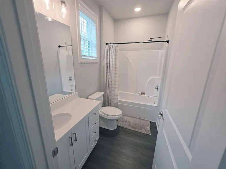 8020 Linfield Way — Photo 5