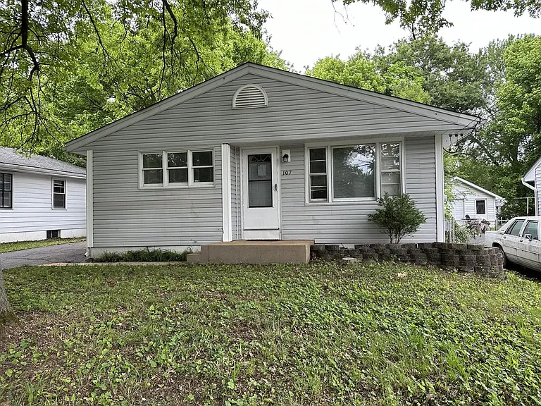 107 Anistasia Dr — Photo 3