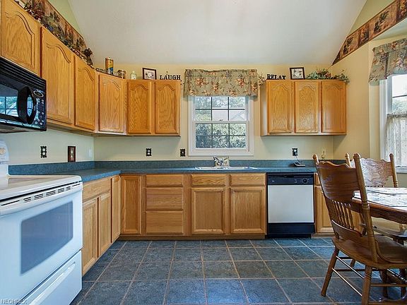 4th image of 819 Hampton Ct