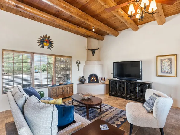 38 E Via Plaza Nueva, Santa Fe, NM 87507