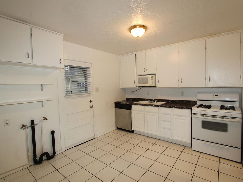 2nd image of 463 E Elm St