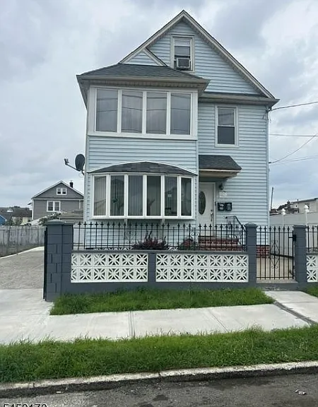 260 E 23rd St — Photo 1