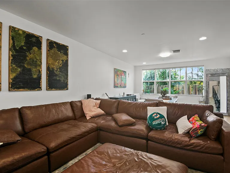 732 NE 15th Ave — Photo 11