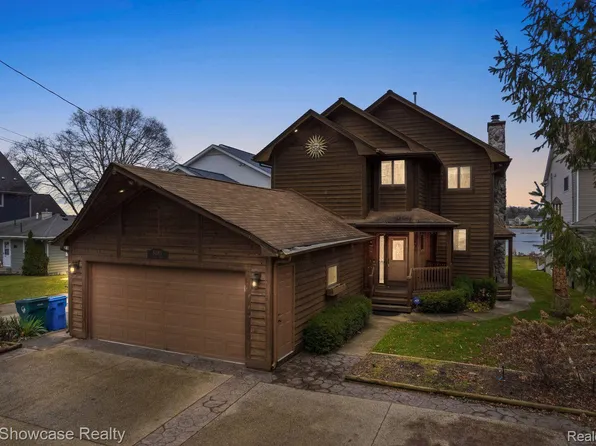 8083 Farrant Dr, Commerce Township, MI 48382