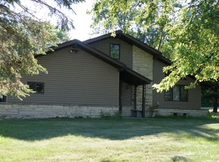 4405 S Hillview Dr, New Berlin, WI 53146