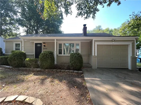 1205 E Fredrickson Dr, Olathe, KS 66061