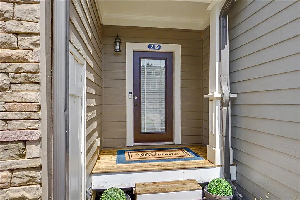 3 bed, 2.5 bath, 1677 sqft, $2,400 — Photo 2