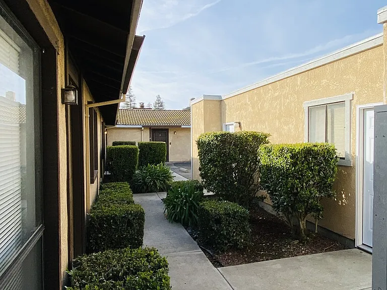 Floyd Ave — Photo 18