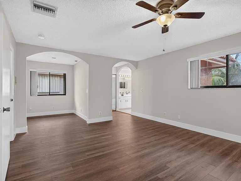 587 NW 38th Ave — Photo 34