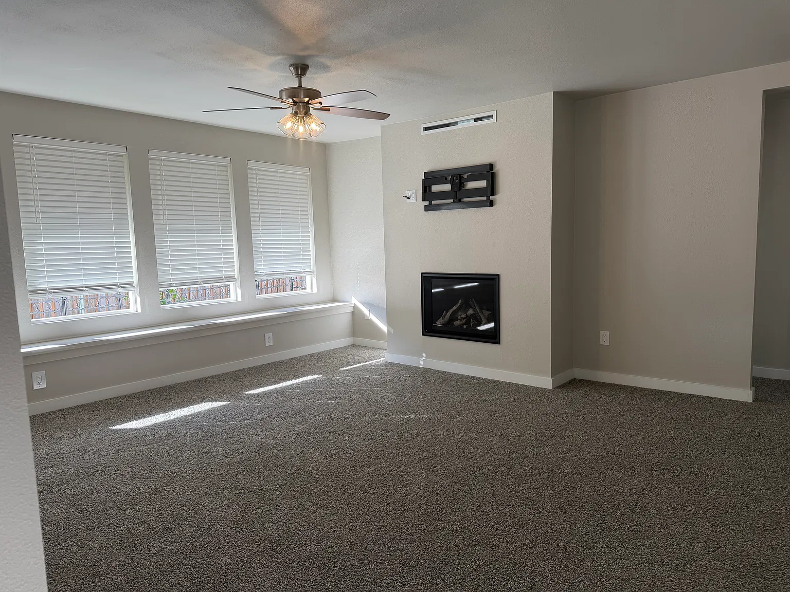 3 bed, 1100 sqft, $2,500 — Photo 2