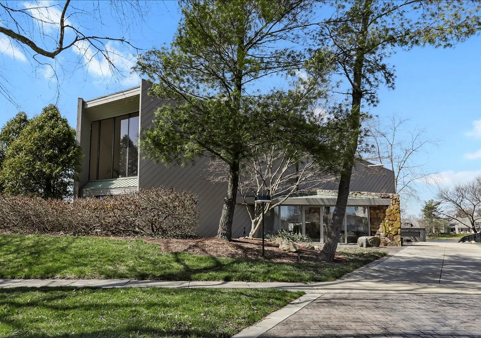 Modern Lakeside Retreat on Lincolnshire Fields Golf Course | 3 Bed, 2.5 Bath — Photo 1