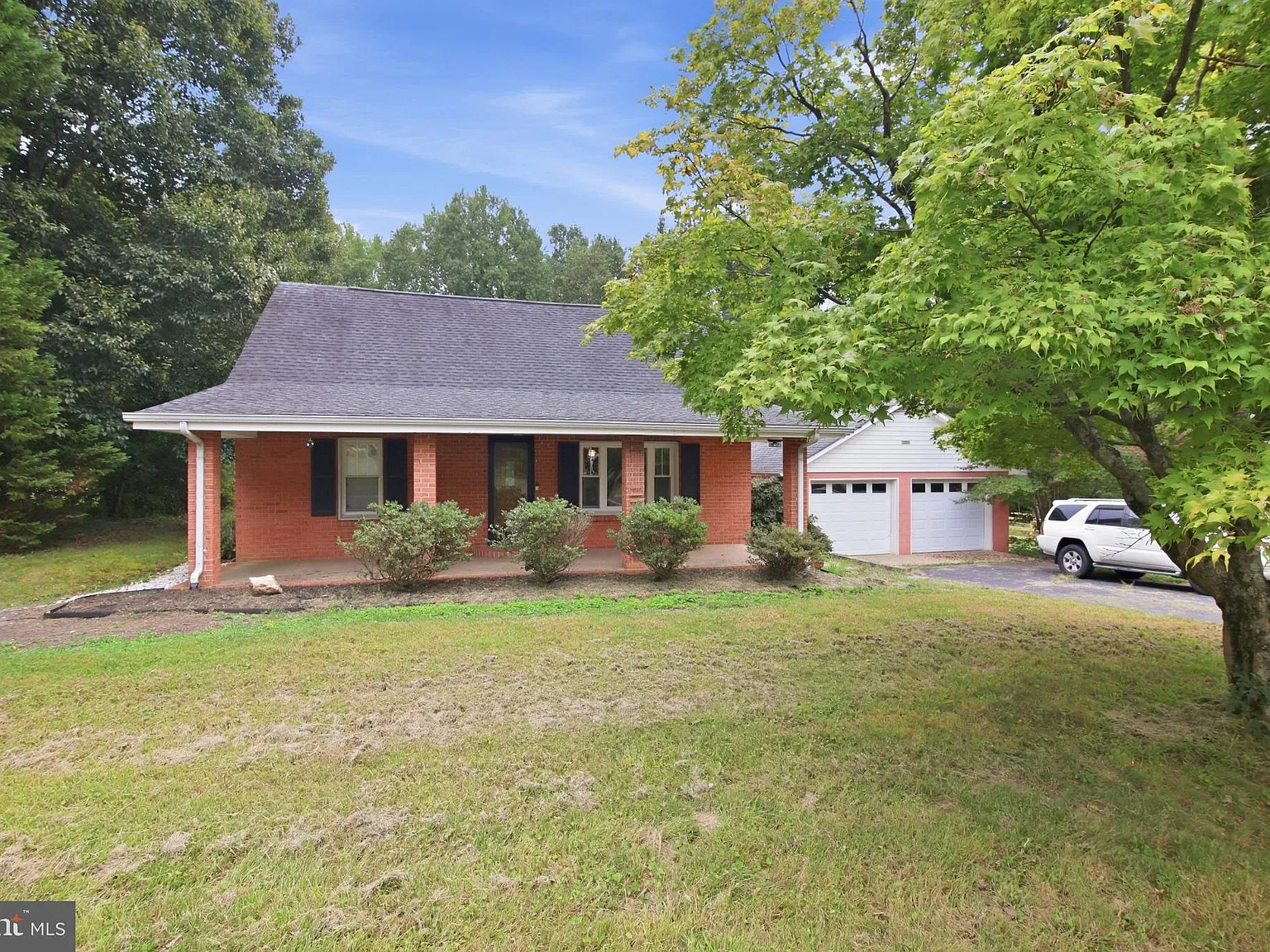 4 bed, 2.0 bath, 1900 sqft, $3,350 — Photo 2
