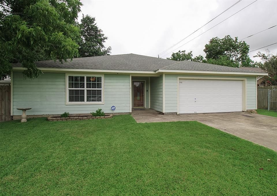 1st image of 302 Maple Dr