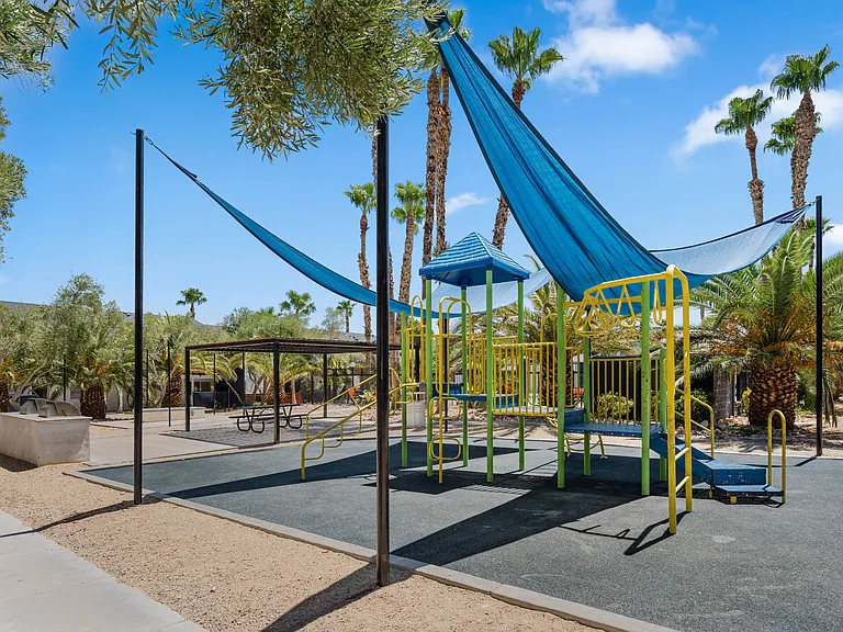 District 5800 Apartment Homes — Photo 19