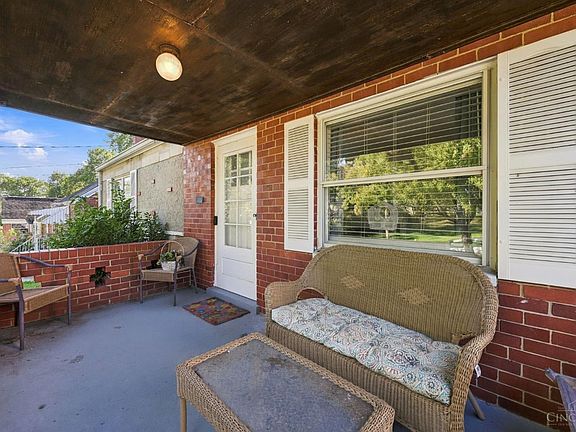 3rd image of 973 Edgetree Ln