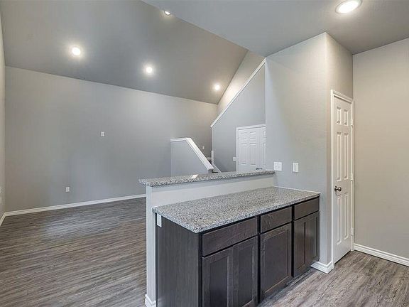 5th image of 127 E Berkley St