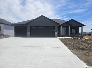 235 Kristi Ln, Hickman, NE 68372