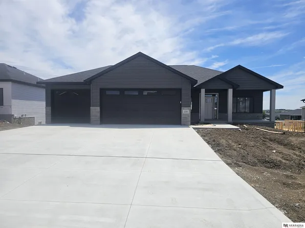 235 Kristi Ln, Hickman, NE 68372