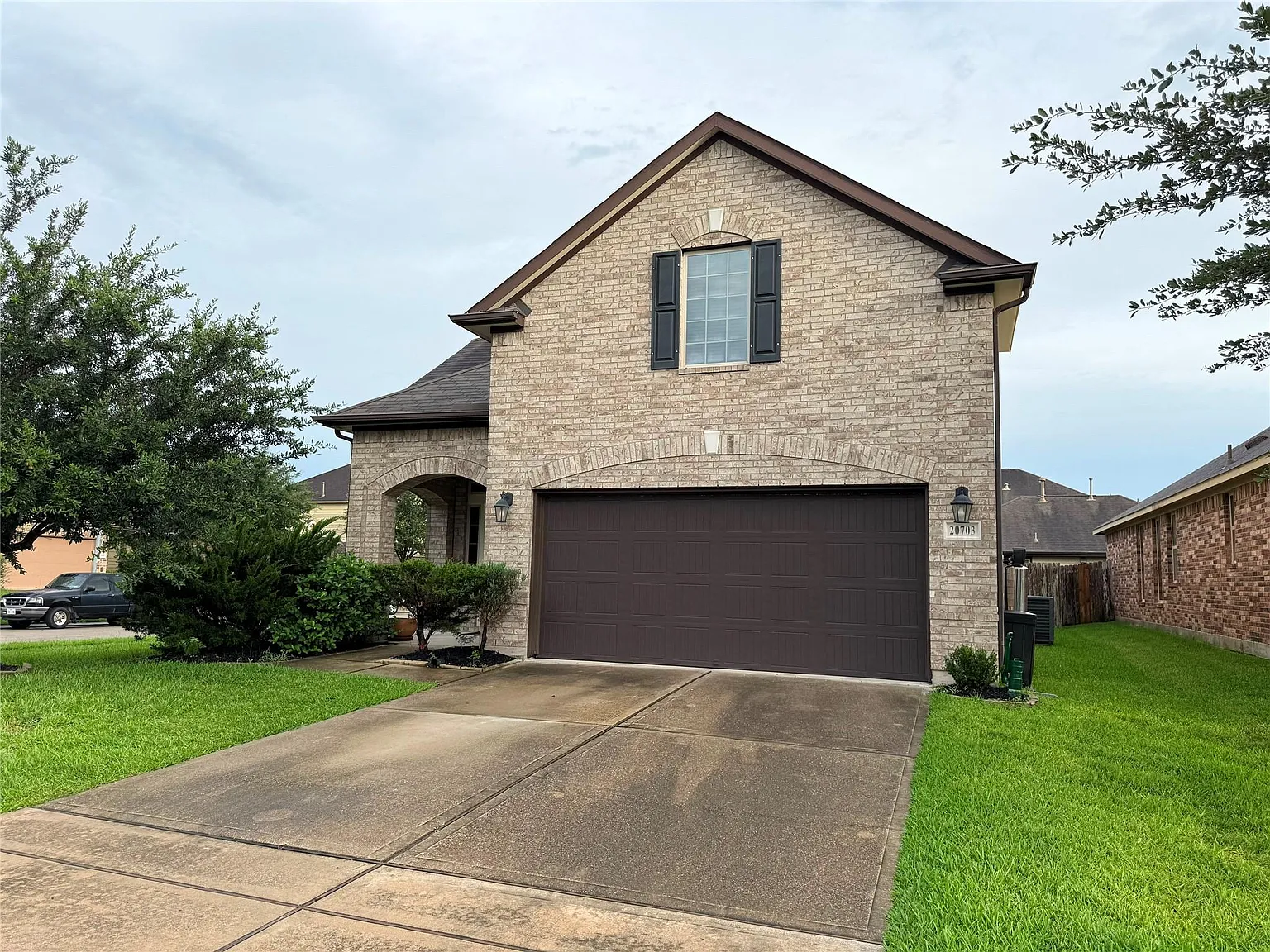 4 bed, 2.5 bath, 2321 sqft, $2,400 — Photo 3