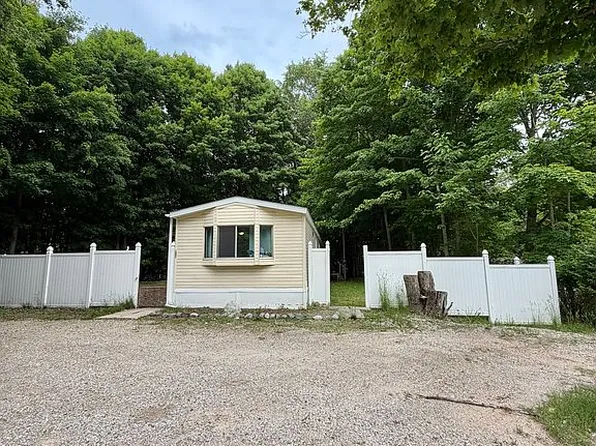 580 Crystal Ave, Frankfort, MI 49635
