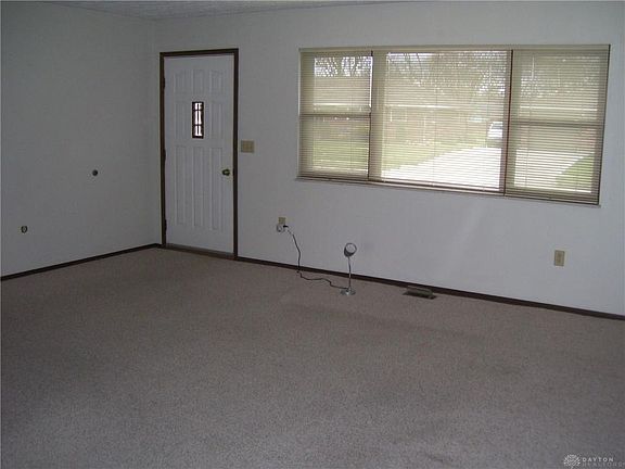 4th image of 829 Louise Dr