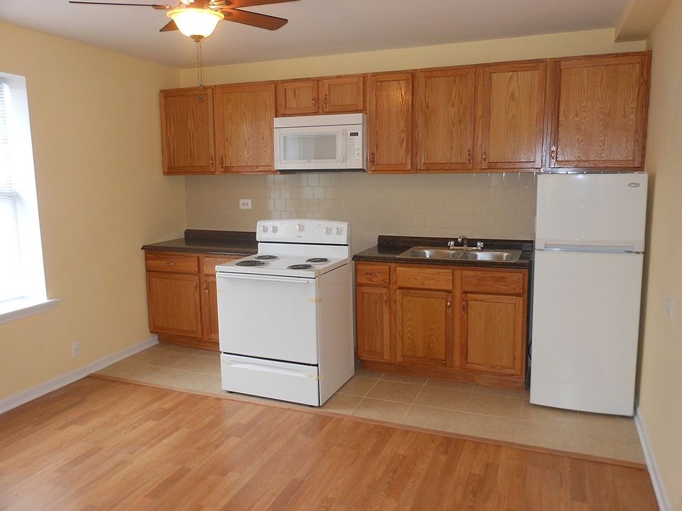 1st image of 3933 N Clarendon Ave APT 408