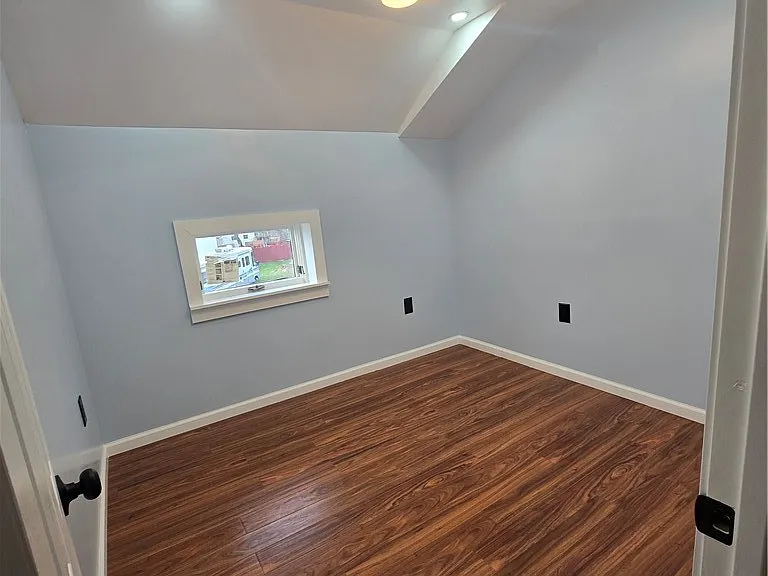 517 Goodyear Ave — Photo 7